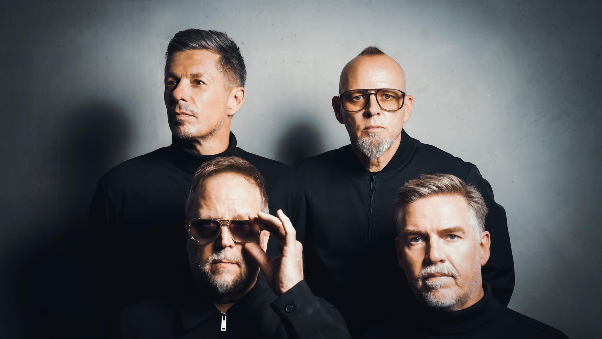 "Pop Around@Bauhaus – Live aus Dessau ": Die vier Bandmitglieder von "Die Fanstastischen Vier" stehen vor einem grauen Hintergrund und blicken in die Kamera.