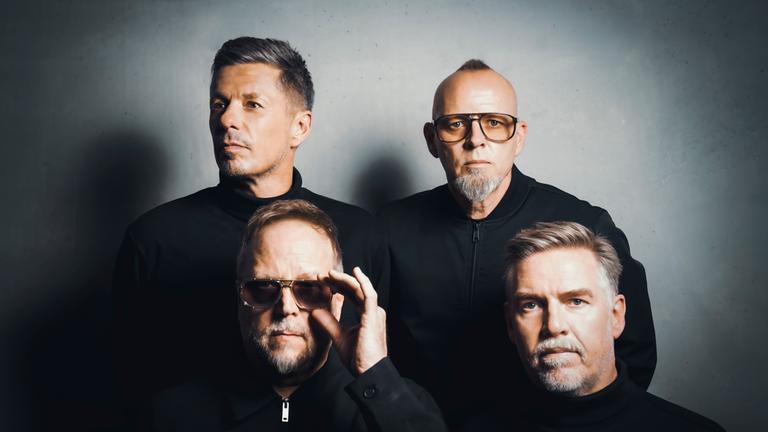 "Pop Around@Bauhaus – Live aus Dessau ": Die vier Bandmitglieder von "Die Fanstastischen Vier" stehen vor einem grauen Hintergrund und blicken in die Kamera.