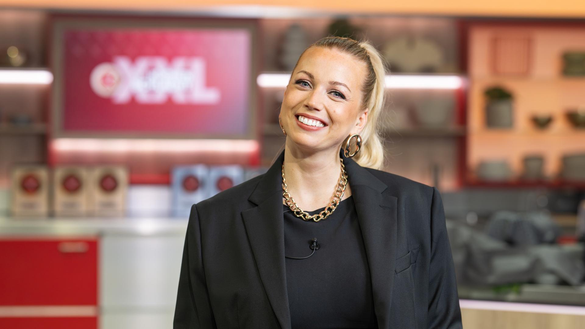 "Die Küchenschlacht XXL": Zora Klipp steht in einer Studioküche und lächelt in die Kamera.