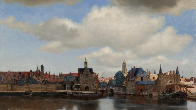 "Kunst für die Ewigkeit: Jan Vermeer": Gemälde einer Stadt Stadtansicht am Wasser, einer Brücke, historischen Gebäuden und bewölktem Himmel.