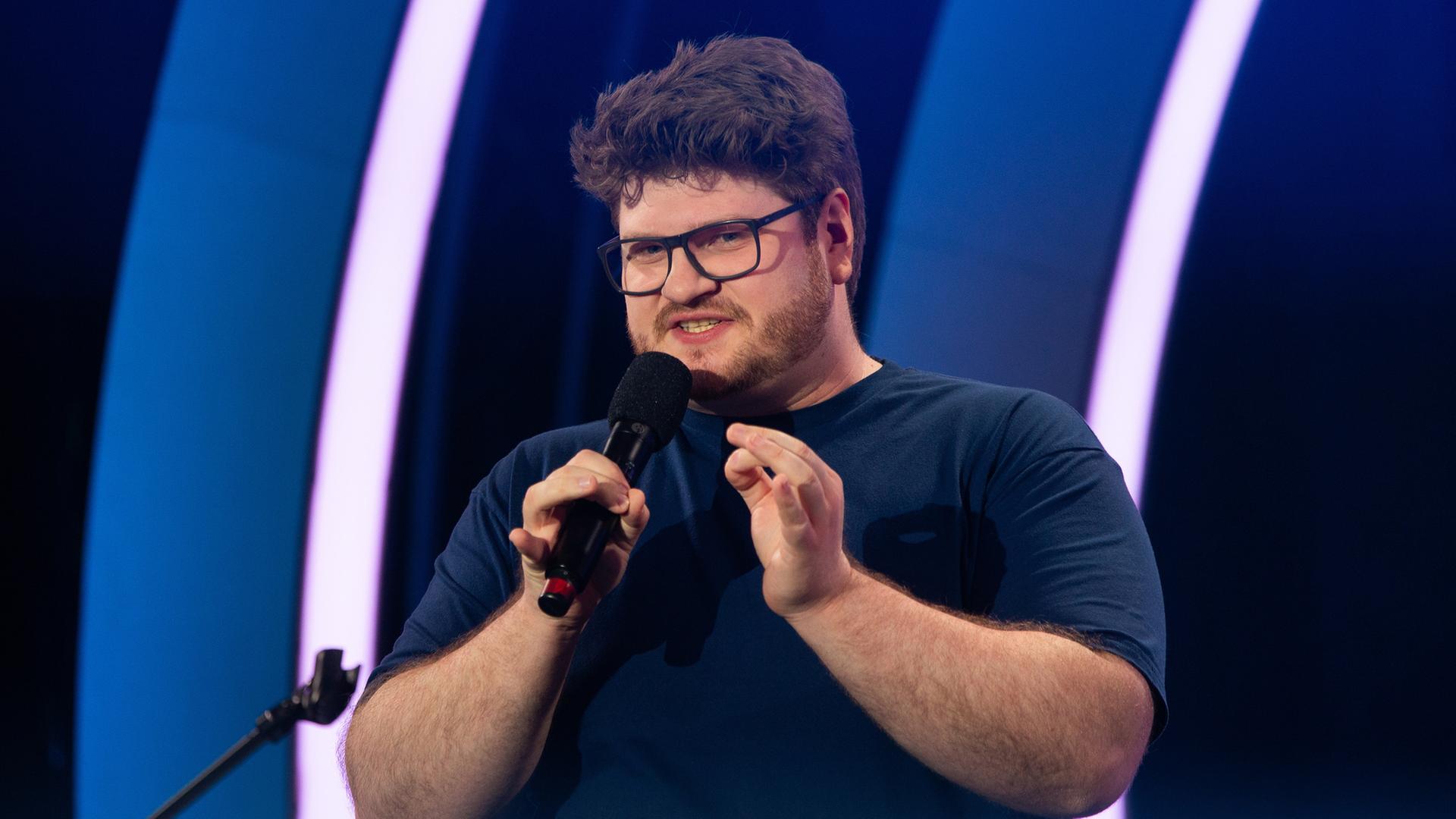 "Jan Philipp Zymny: Illegale Straßentherapie": Jan Philipp Zymny auf der Bühne.