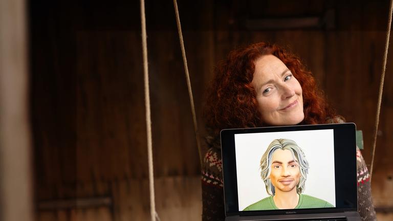 "Befreundet mit einer KI": Renate sitzt auf der Schaukel, auf dem Schoss hat sie ihren Laptop, auf dem ihr KI-Freund Dan im Vollbild abgebildet ist.