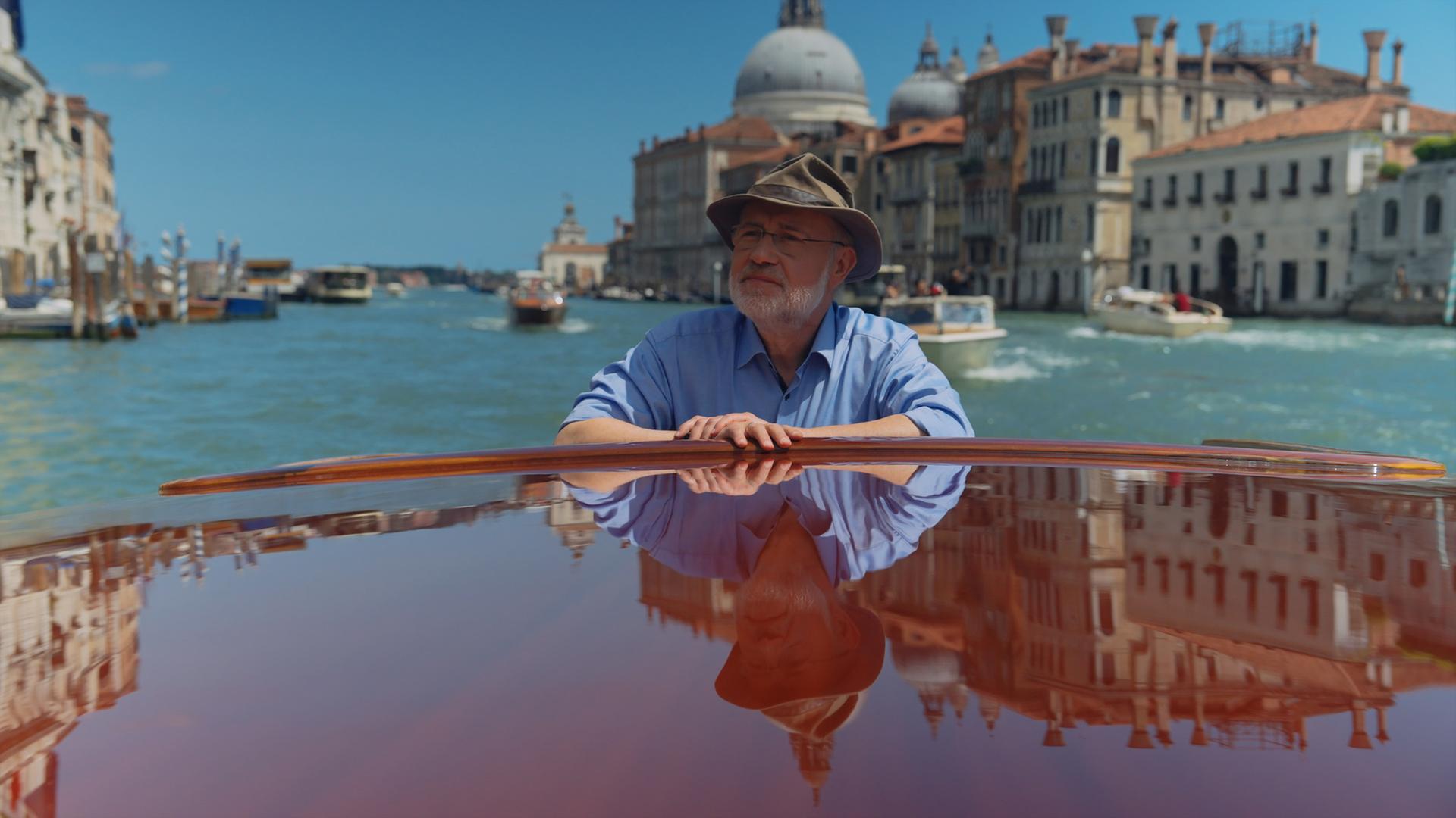"Terra X: Wege des Wissens - Von Córdoba nach Cambridge": Harald Lesch sitzt in einem Boot auf dem Canal Grande in Venedig.
