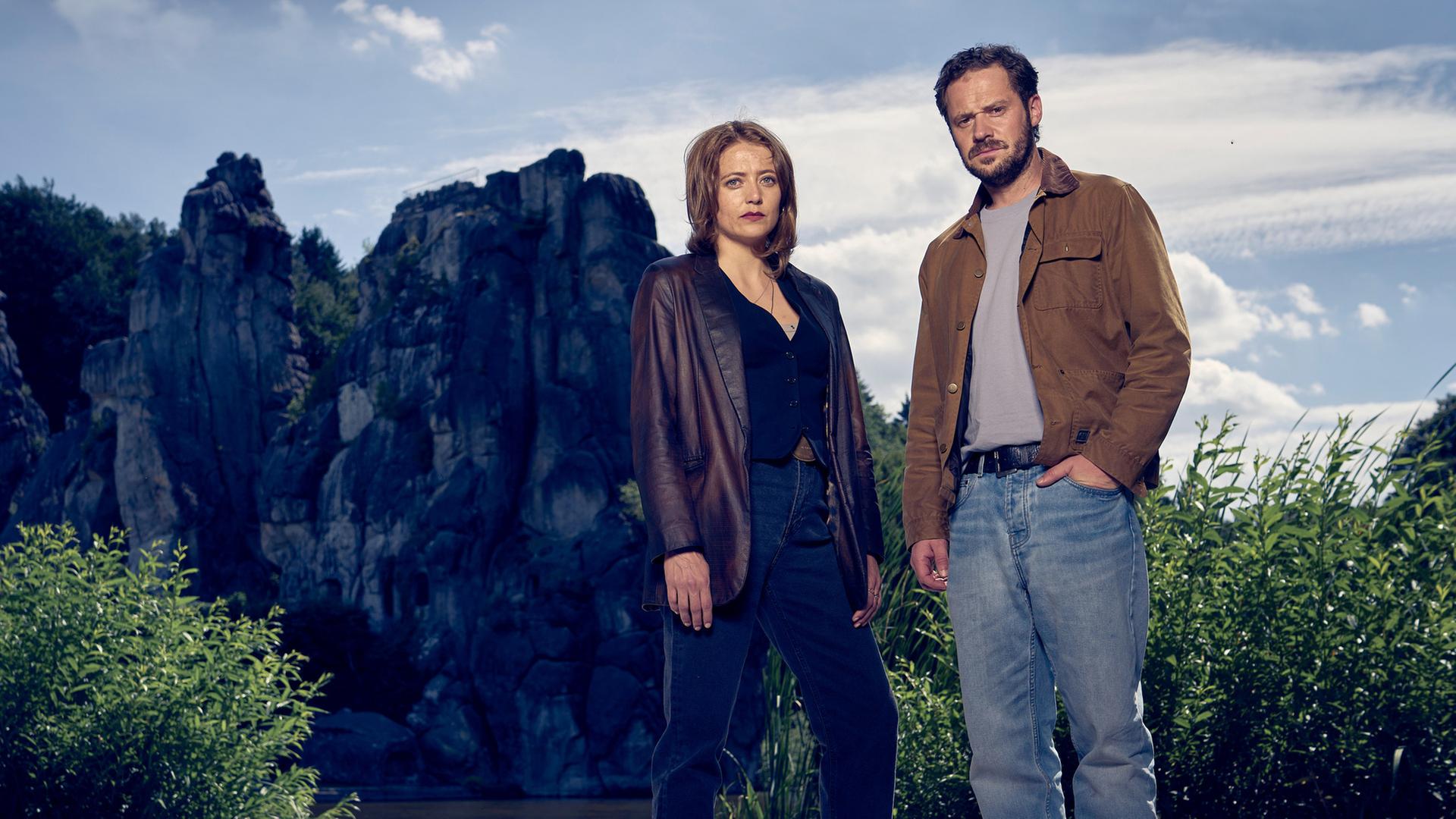"Im Grunde Mord - Blutsbande": Paula Schäfer (Hanna Plaß) und Leon Schäfer (Jakob Benkhofer) stehen vor einer riesigen Felswand.