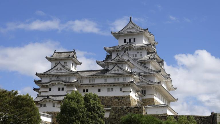 "Terra X: Azuchi - Die Burg des Samurai": Die Burg Himeji ragt in den blauen Himmel.