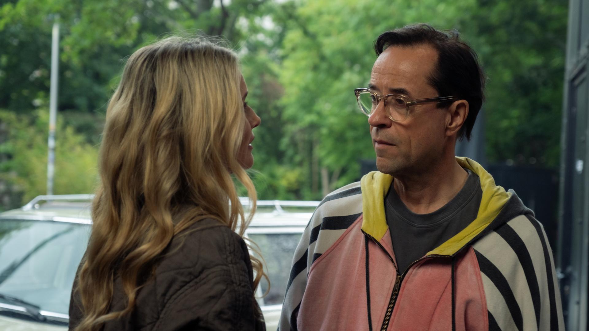 "Der schwarze Schwan": Marie-Luise (Stefanie Stappenbeck) spricht mit Vernau (Jan Josef Liefers). Im Hintergrund parkt ein Auto.