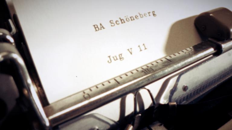 "Das Kentler-Experiment – Staatlich finanzierter Kindesmissbrauch": Nahaufnahme einer Schreibmaschine. Auf dem eingespannten Blatt steht "BA Schöneberg Jug V 11" geschrieben.