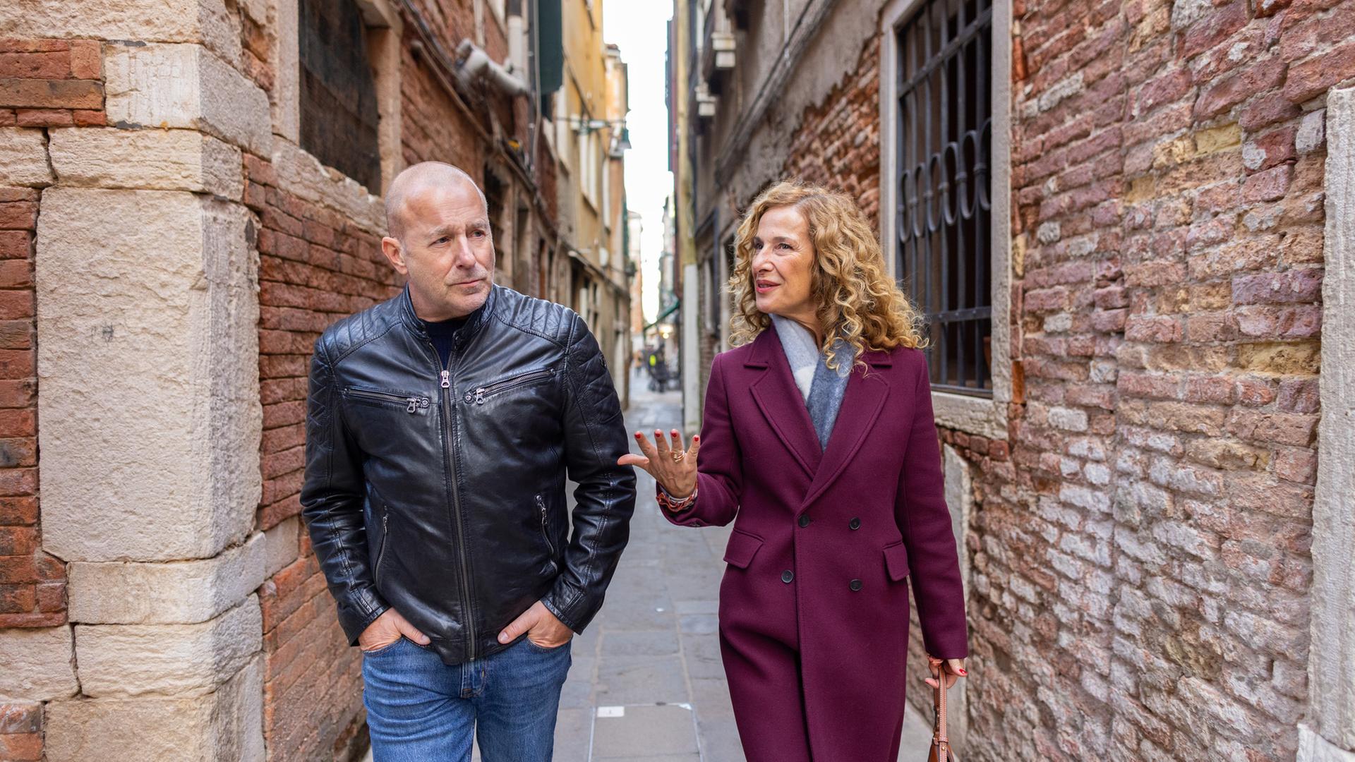 "Die Frau ohne Gesicht": Ingo Thiel (Heino Ferch) und Gloria Livore (Clelia Sarto) gehen durch eine schmale venezianische Gasse und sind in einem Gespräch vertieft.