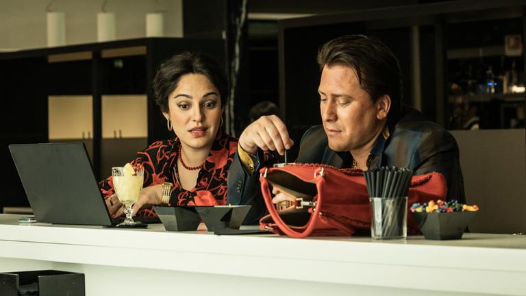 "Take the Money and Run" - Drehstart: Ruja Ignatova (Nilam Farooq) und Sebastian Greenwood (Charlie Petersson
