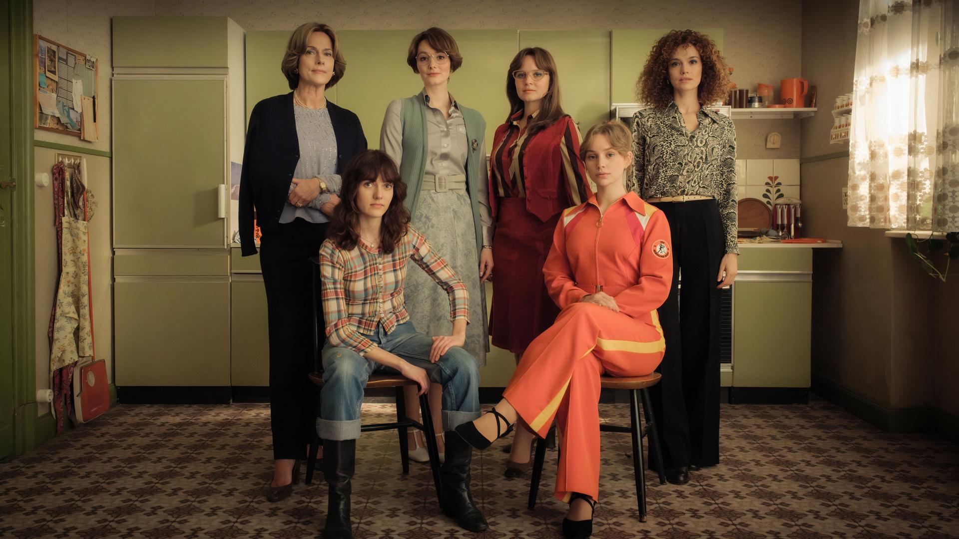 "Ku'damm 77" - Drehstart: v.l.: Caterina Schöllack (Claudia Michelsen), Friederike von Boost (Marie Louise Albertine Becker), Helga von Boost (Maria Ehrich), Monika Schöllack (Sonja Gerhardt),  Dorli Schöllack (Carlotta Bähre), Eva Fassbender (Emilia Schüle).