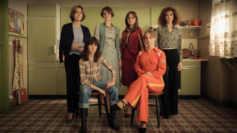 "Ku'damm 77" - Drehstart: v.l.: Caterina Schöllack (Claudia Michelsen), Friederike von Boost (Marie Louise Albertine Becker), Helga von Boost (Maria Ehrich), Monika Schöllack (Sonja Gerhardt),  Dorli Schöllack (Carlotta Bähre), Eva Fassbender (Emilia Schüle).