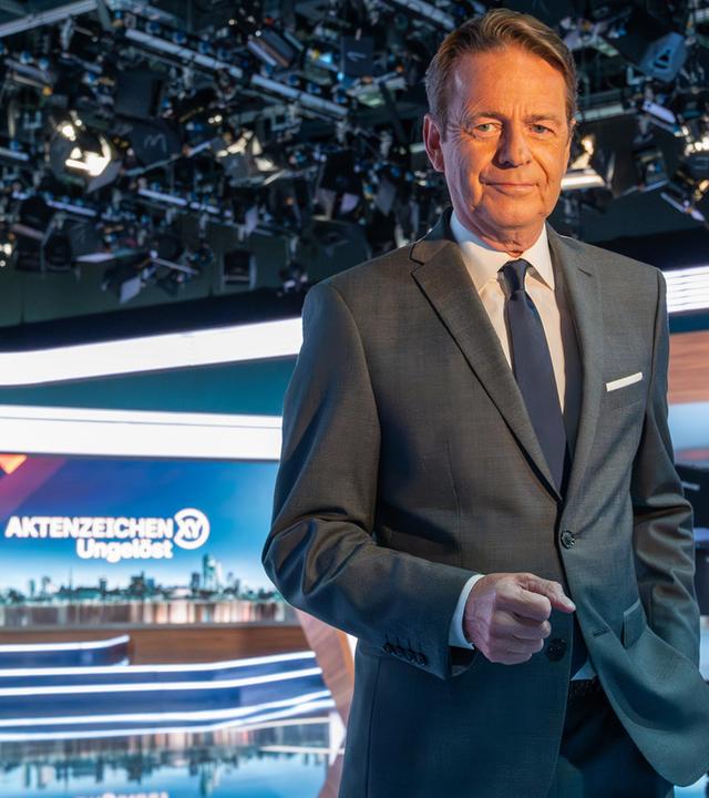  "Backstage - Aktenzeichen XY... Ungelöst - Spurensuche hinter den Kulissen": Moderator Rudi Cerne  steht im Studio von "Aktenzeichen XY... Ungelöst".