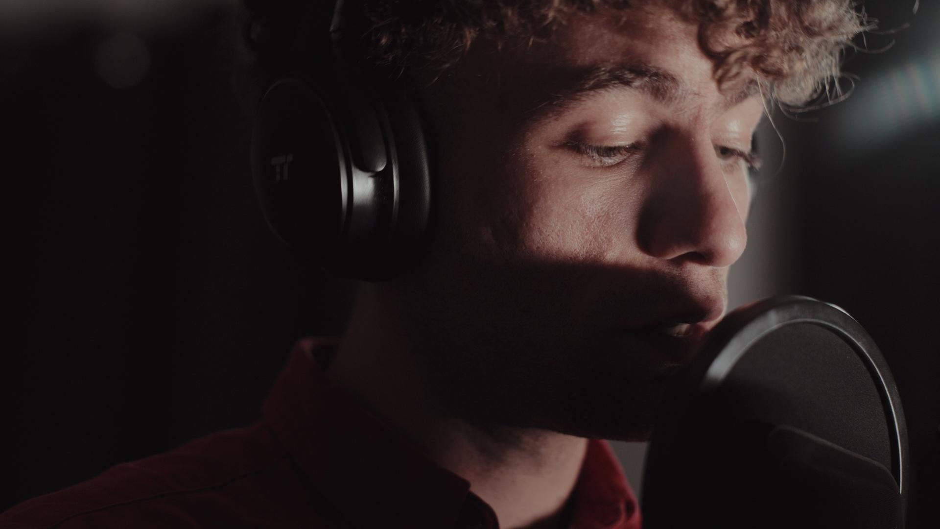 "WISO-Dokumentation: My Make or Break": Majid steht singend vor einem Mikrofon und trägt Kopfhörer