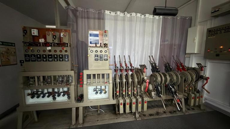 "frontal-Dokumentation: Das Deutsche Bahn Desaster": In einem Innenraum befindet sich eine Schaltanlage mit Hebeln, ein mechanisches Stellwerk.