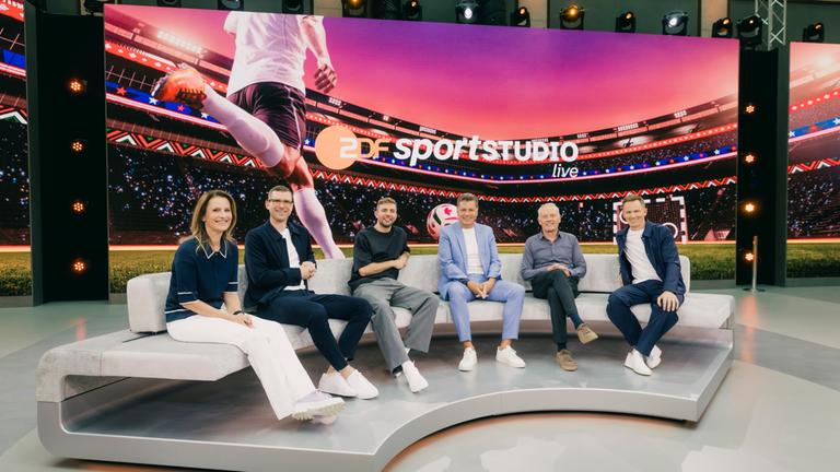 FIFA Fußball-WM 2026: Katrin Müller-Hohenstein, Per Mertesacker, Christoph Kramer, Christian Streich und Jochen Breyer im ZDF-WM-Studio in Berlin.