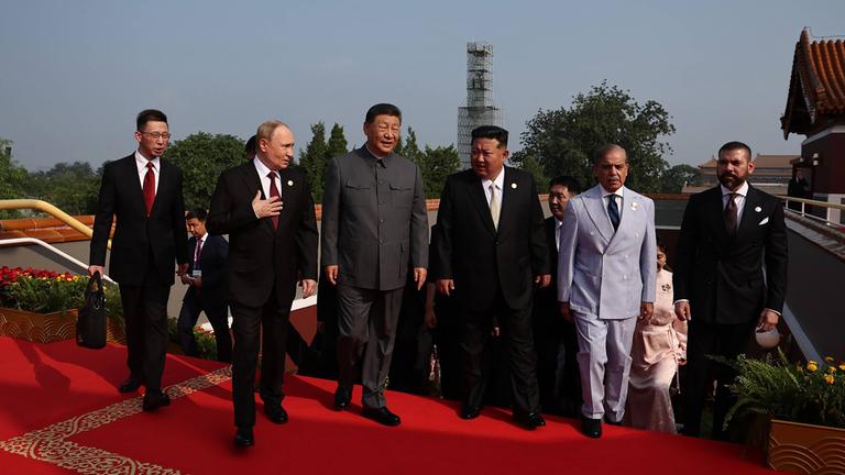 "Nordkoreas Geheimnisse - Die Waffen des Diktators": Bei einem Festakt in Peking 2025 laufen Vladimir Putin, Xi Jinping und Kim Jong-un gemeinsam mit anderen Männern über den rotem Teppich eine Treppe hoch.