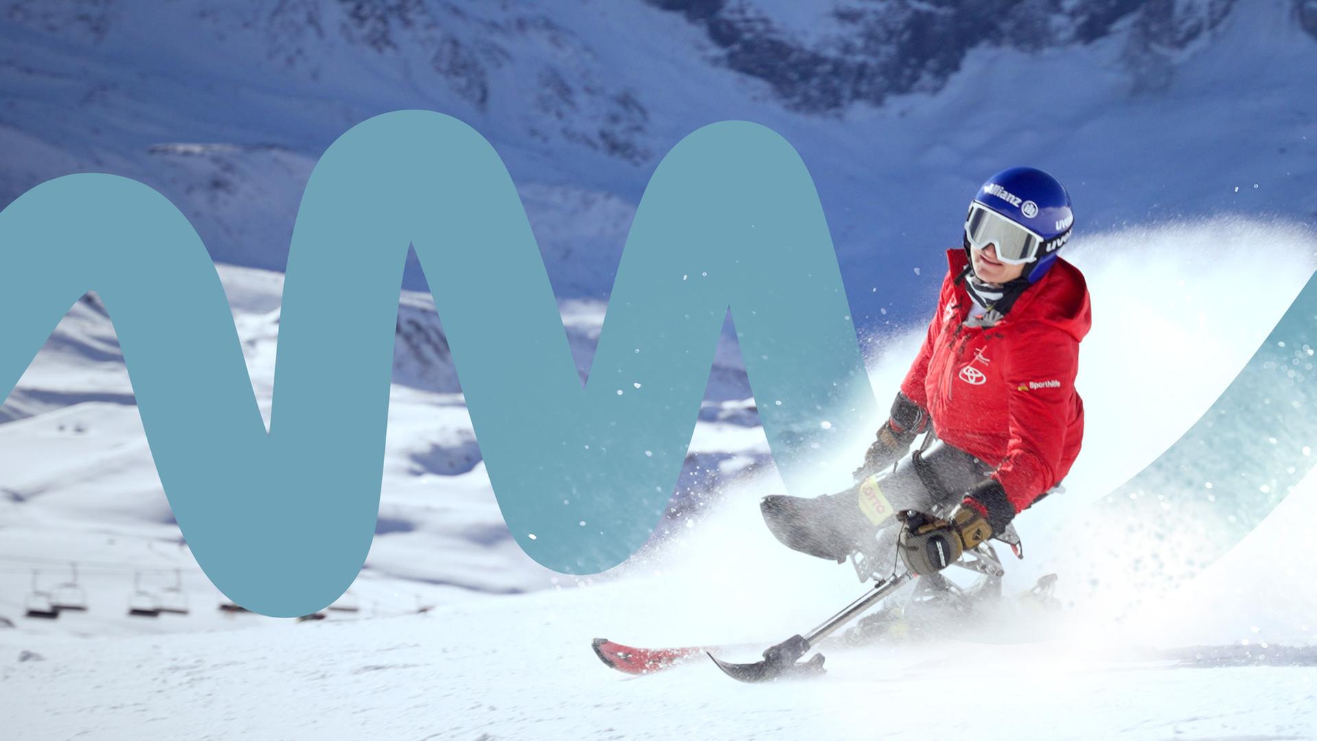 "einfach Mensch: Anna-Lena Forster: Paralympics 2026": Montage: Anna-Lena Forster fährt auf einer Schneepiste auf die Kamera zu. Hinter ihr liegt eine graphisch gestaltete hellblaue Wellenlinie.