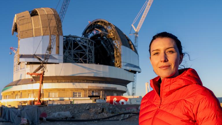 "Terra X: Faszination Erde - mit Hannah Emde: Chile - Das Geheimnis des Lebens": Hannah Emde steht vor der Baustelle des Extremely Large Telescope (ELT) in der Atacama-Wüste in Chile.