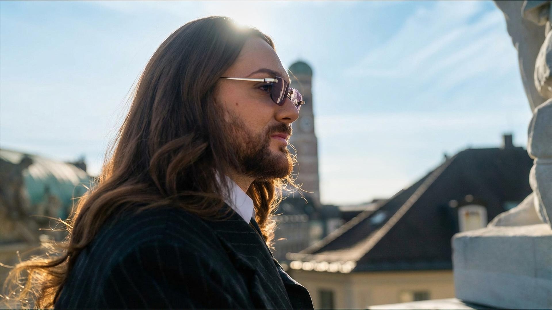 "Hass im Netz: Eine bessere Welt – Die Dokumentation": Riccardo Simonetti steht im Freien und schaut zur Seite.