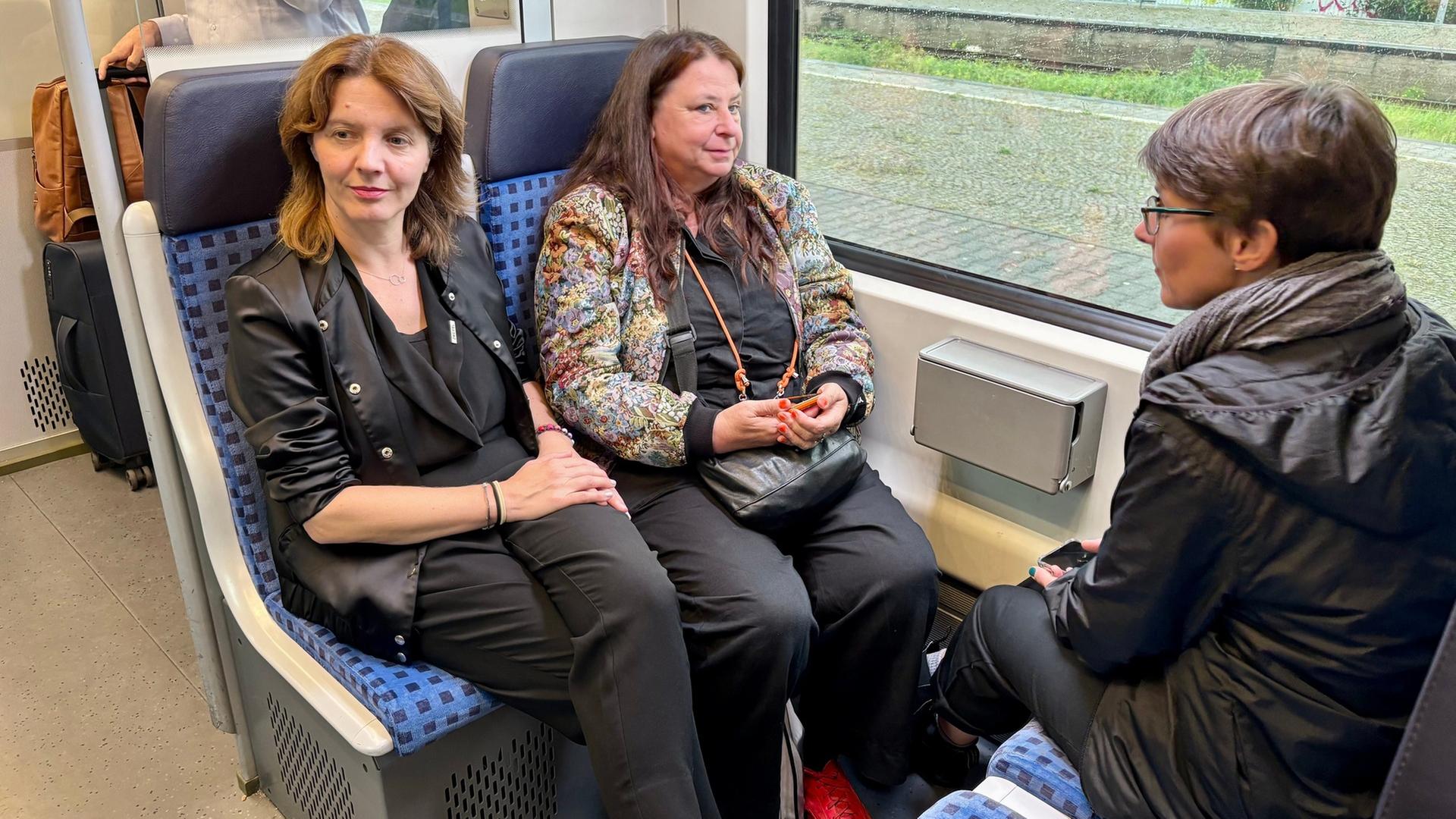 "Drei ostdeutsche Frauen bummeln durchs Land und prüfen die Schwerkraft der Verhältnisse": Peggy Mädler, Mainzer Stadtschreiberin Annett Gröschner und Wenke Seemann sitzen bei einer Zugfahrt in der S8 Richtung Mainz.