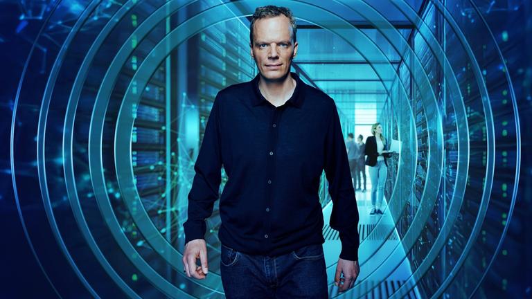  "Am Puls mit Florian Neuhann": Montage: Florian Neuhann steht in einem Flur vor einem graphisch gestalteten Element, einem durchsichtigen Kreis. Hinter ihm im Flur befinden sich drei weitere Personen.