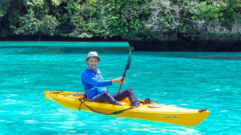 "Terra X: Faszination Wasser: Palau - Inselwelten des Pazifiks": Uli Kunz sitzt in einem gelben Kajak auf dem Wasser.