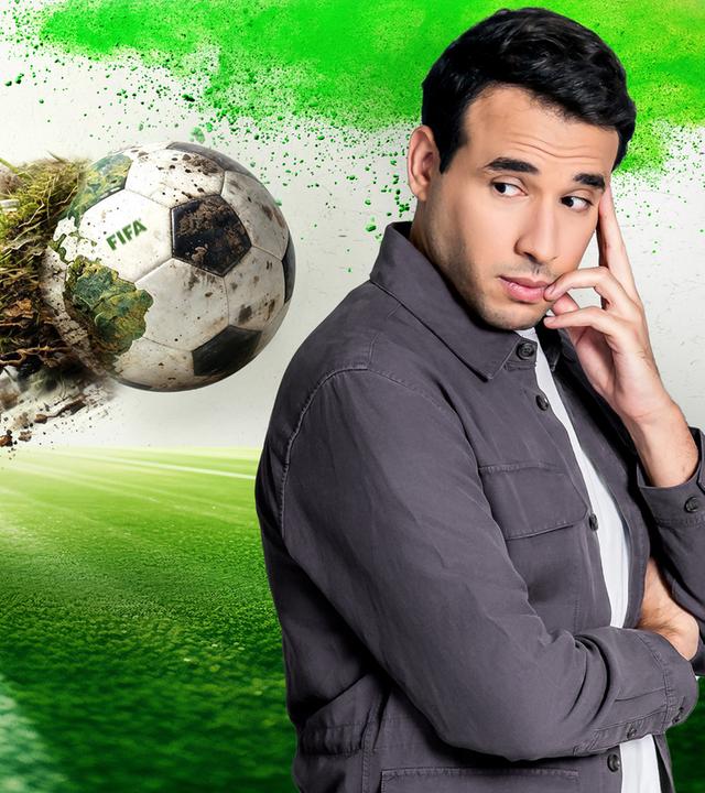 "Greenwashed? - FIFA WM 2026: Grün ist hier nur der Rasen": Montage: Ein FIFA WM-Fußball fliegt durch die Luft und zieht dabei einen Schweif aus Erde, Dreck und Geldscheinen hinter sich her. Sherif Rizkallah beobachtet die Szene nachdenklich.