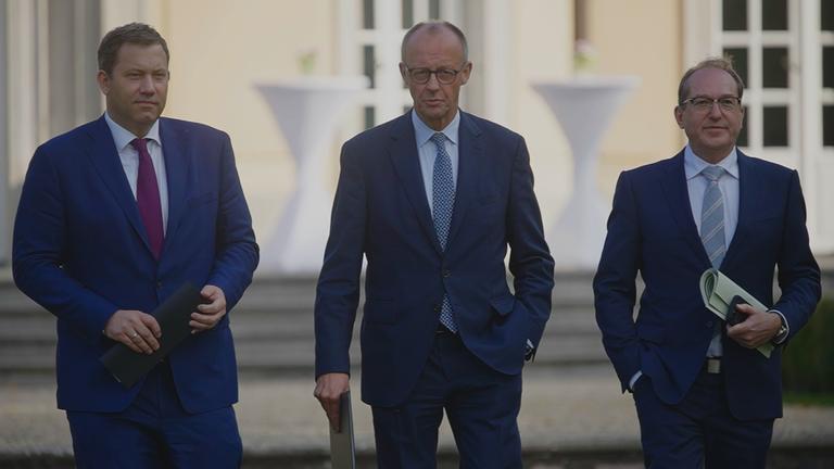 "Im Maschinenraum der Macht - Ein Jahr schwarz-rote Regierung": Vizekanzler Lars Klingbeil (SPD), Bundeskanzler Friedrich Merz (CDU) und Innenminister Alexander Dobrindt (CSU) verlassen nebeneinander Kabinettsklausur.