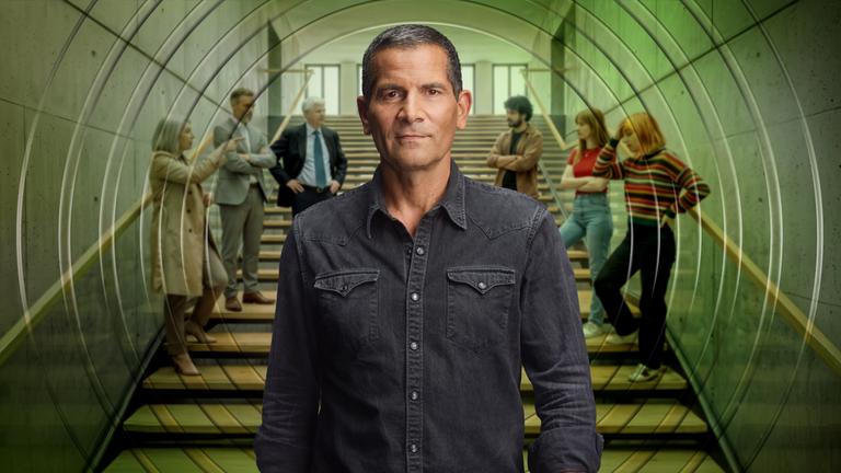 "Am Puls mit Mitri Sirin": Montage: Mitri Sirin steht vor einer Treppe und schaut in die Kamera. Hinter ihm stehen auf einer Seite ältere Personen und auf der anderen Seite junge Menschen. Zwischen Mitri und den Personen befinden sich grafisch gestaltete Kreise. Die Treppe führt nach oben zu Türen durch die Licht hereinfällt.