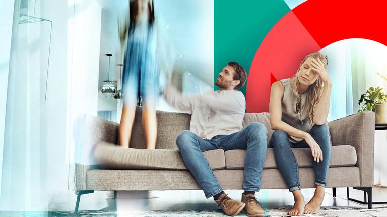 "Eltern Burnout": ein Elternpaar sitzt auf dem Sofa während ihr Kind auf dem Sofa neben ihnen herumspringt. Die Frau schaut genervt nach unten.