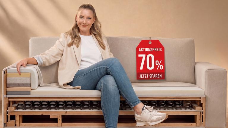 "Die Tricks der Onlinehändler - mit Pia Osterhaus": Montage: Pia Osterhaus steht an der Seite. Neben ihr liegt ein rotes Schild mit einem Pfeil auf der Aufschrift "Kaufen". Im Hintergrund liegen Angebote mit Bewertungen auf einem Display.