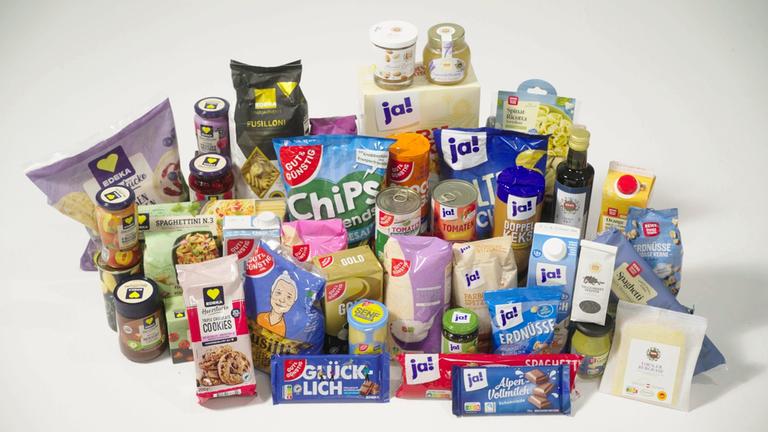 "Rewe, Edeka & Co.: Die Macht der Eigenmarken": Verschiedene Eigenmarkenprodukte stehen vor weißem Hintergrund.