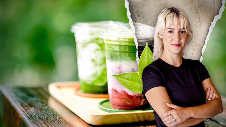 "Matcha – Genuss mit Beigeschmack": Montage: Das Portrait von Reporterin Victoria Reichelt liegt vor einer Abbildung von zwei Bechern mit Matcha-Getränken und zwei Teeblättern.
