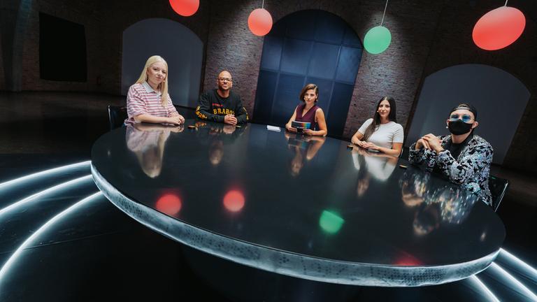 Wann geht Cancel Culture zu weit? Es diskutieren mit Moderatorin Clara Westhoff (Mitte): (v. l.) die Politfluencerin Jette Nietzard, Content-Creator Etienne Steffen, Politfluencerin Meltem Seker und YouTuber Jay Riddle