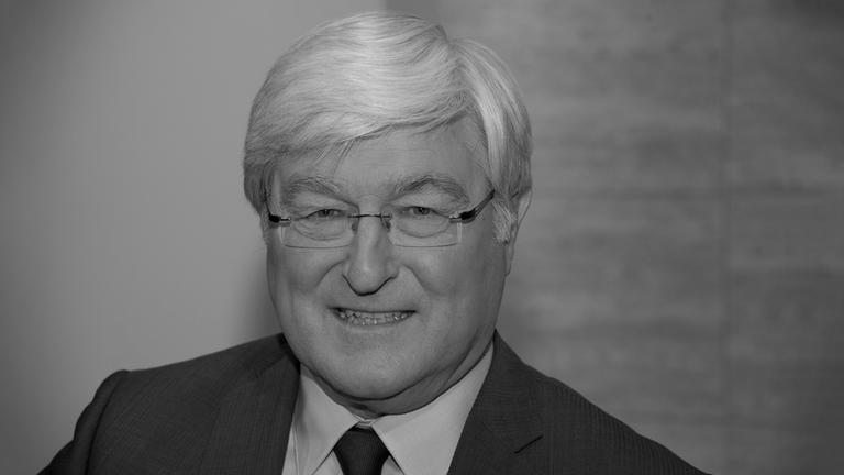 Schwarzweiß-Porträt Bernhard Töpper, ehemaliger Leiter der ZDF-Redaktion Recht und Justiz (1984 bis 2009)