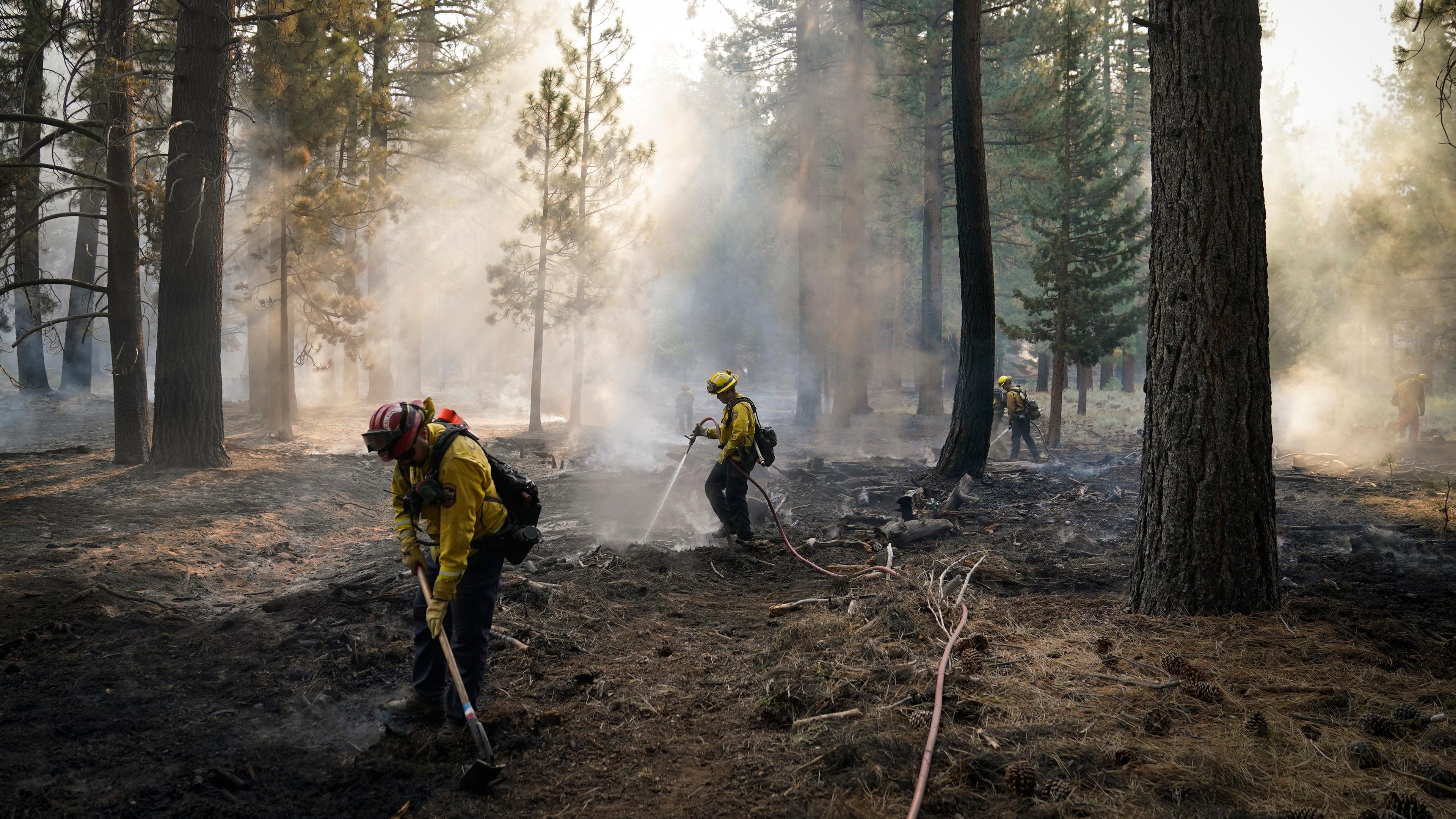 Feuerwehrmänner versuchen die Waldbrände in Lake Tahoe, Kalifornien unter Kontrolle zu bekommen, 01.09.2021