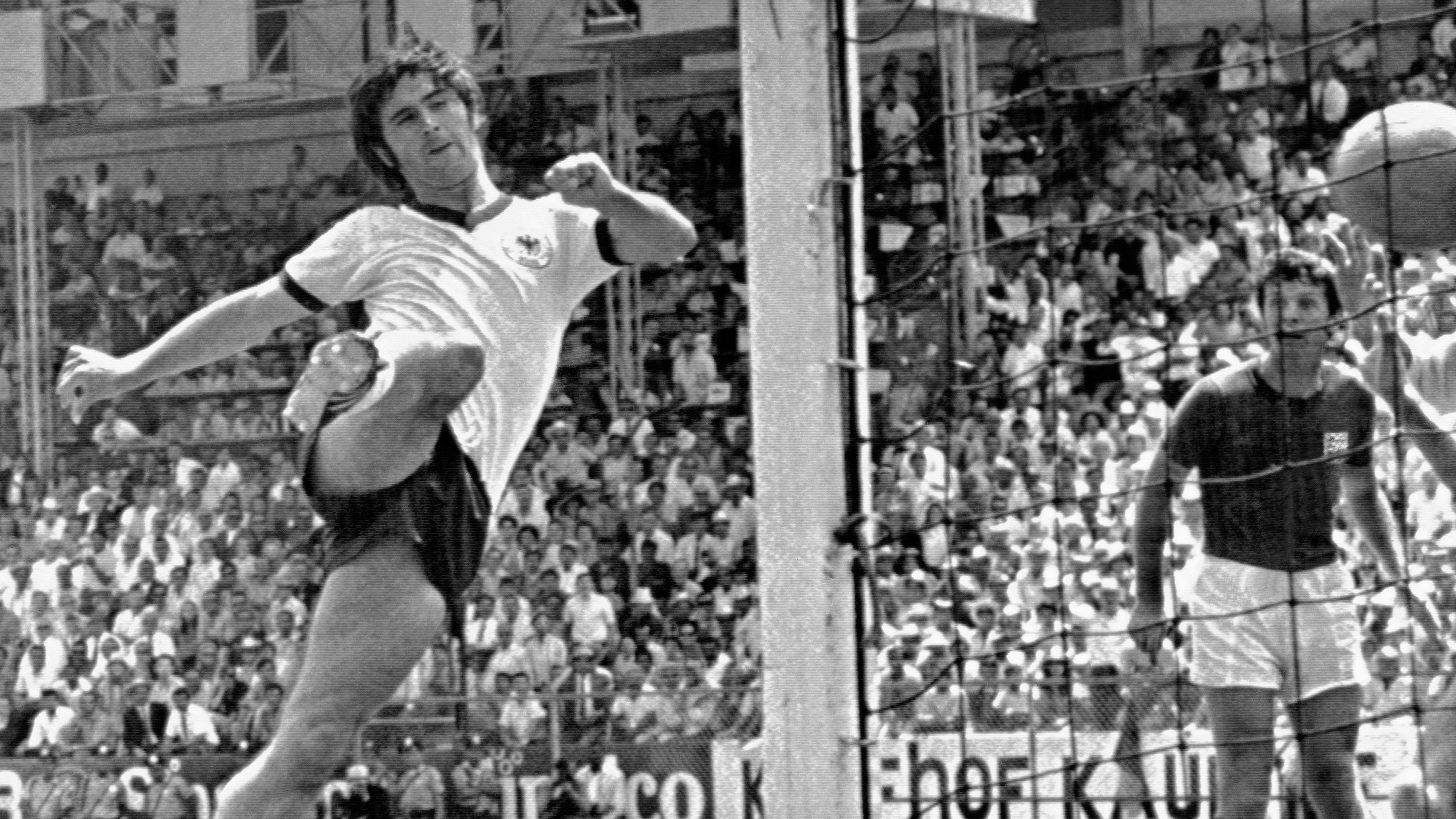 Gerd Müller schießt bei der Weltmeisterschaft 1970 am 14.06.70 in Mexico ein Tor.