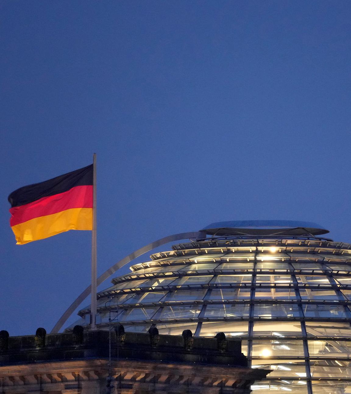 Berlin, Deutchland, 18.11.2021: Eine Deutschland-Flagge weht auf dem Reichstagsgebäude.
