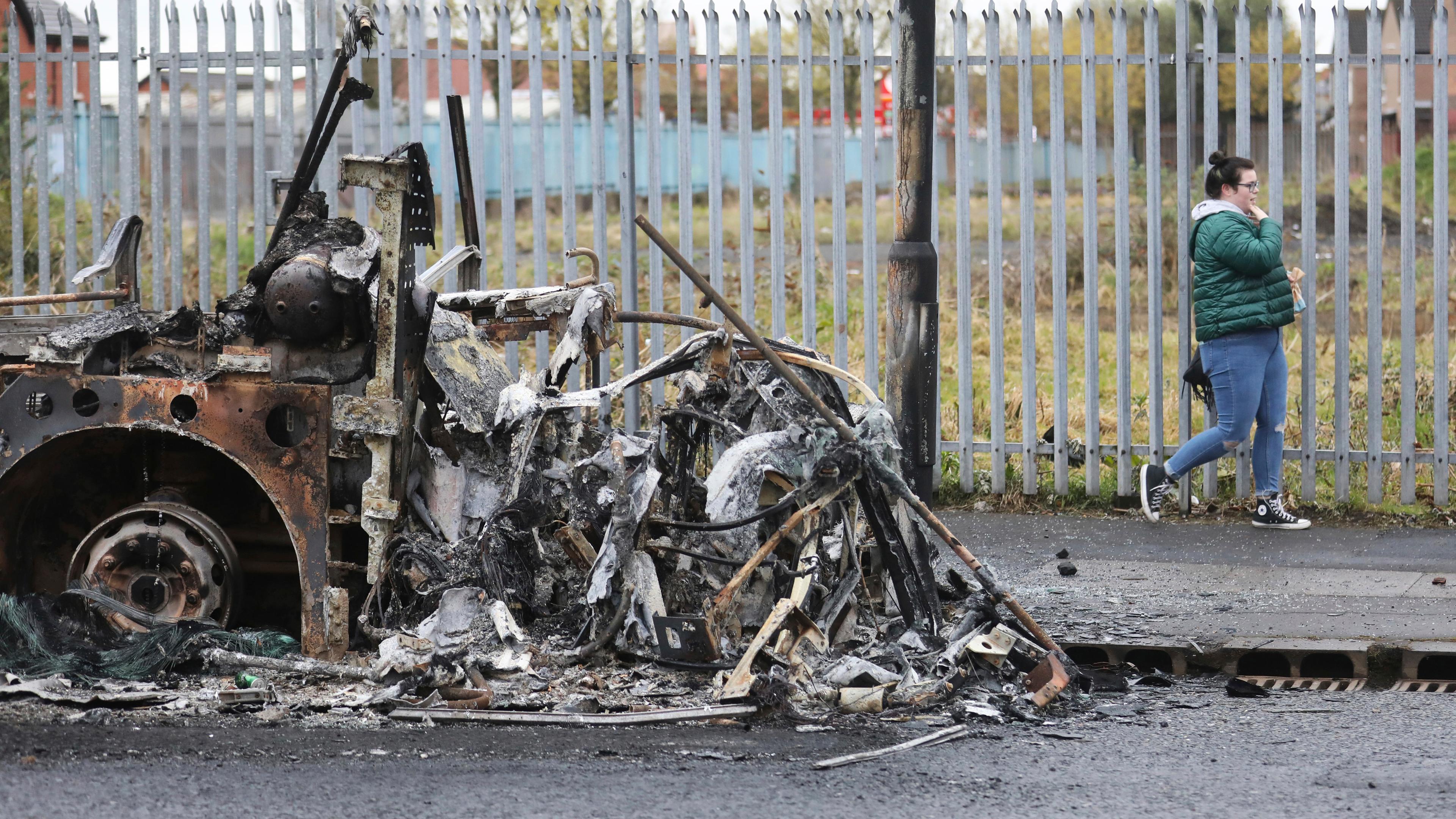 Ausgebrannter Bus aufgrund von Ausschreitungen in Belfast