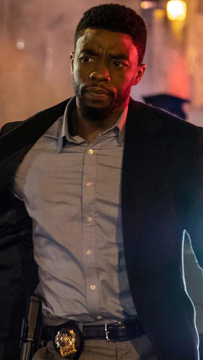 Andre Davis (Chadwick Boseman) hinter gelbem Tatortabsperrband. 