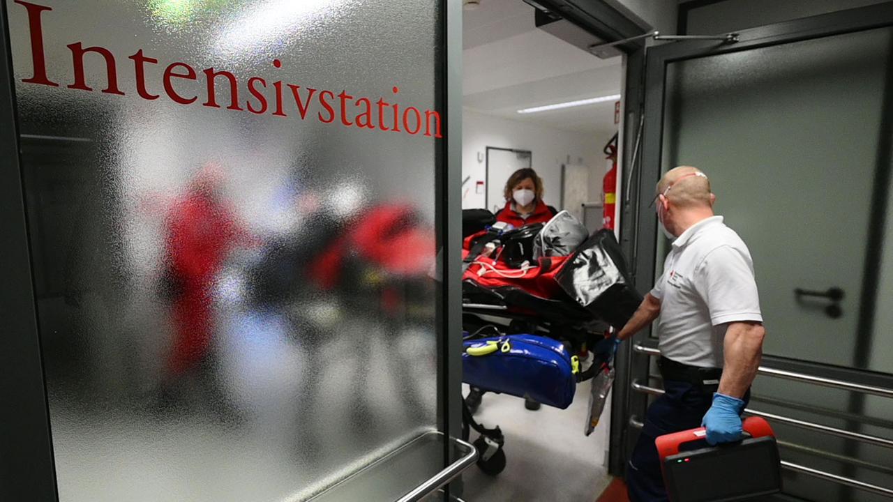 Ein Rettungssanitäter hilft einem Team der DRF Luftrettung dabei, einen Patienten aus der Intensivstation des Hohenloher Krankenhauses zu schieben, um ihm zum DRF-Rettungshubschrauber Christoph 51 zu bringen.