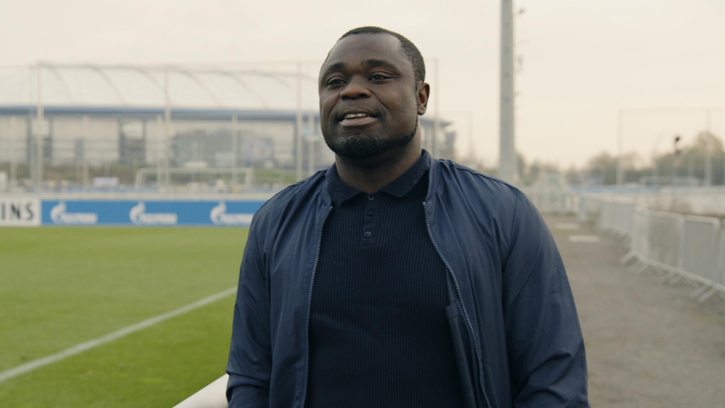 Schwarzer vor Fußballfeld