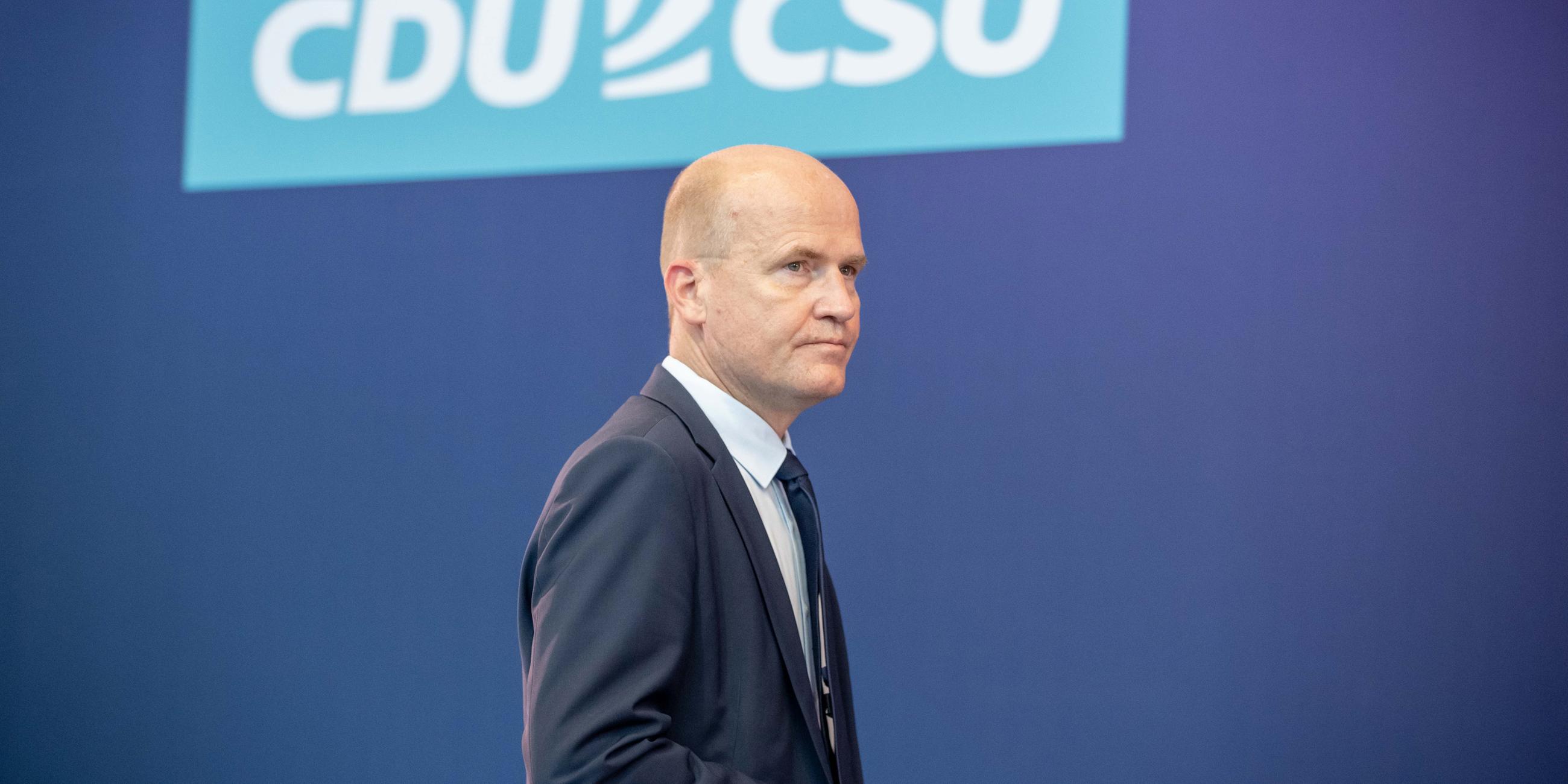 Ralph Brinkhaus vor einer Wand mit dem Logo der CDU/CSU