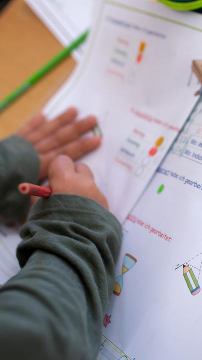 Archiv: Ein Schulkind arbeitet in einem Schulbuch, 24.09.2019