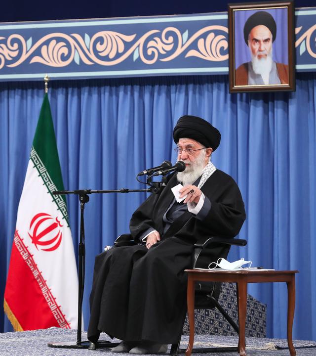 Der oberste Führer des Iran, Ajatollah Ali Chamenei, spricht während seines Treffens mit Kommandeuren der iranischen Luftwaffe und der Armee-Luftabwehr am 07.02.21. in Teheran.