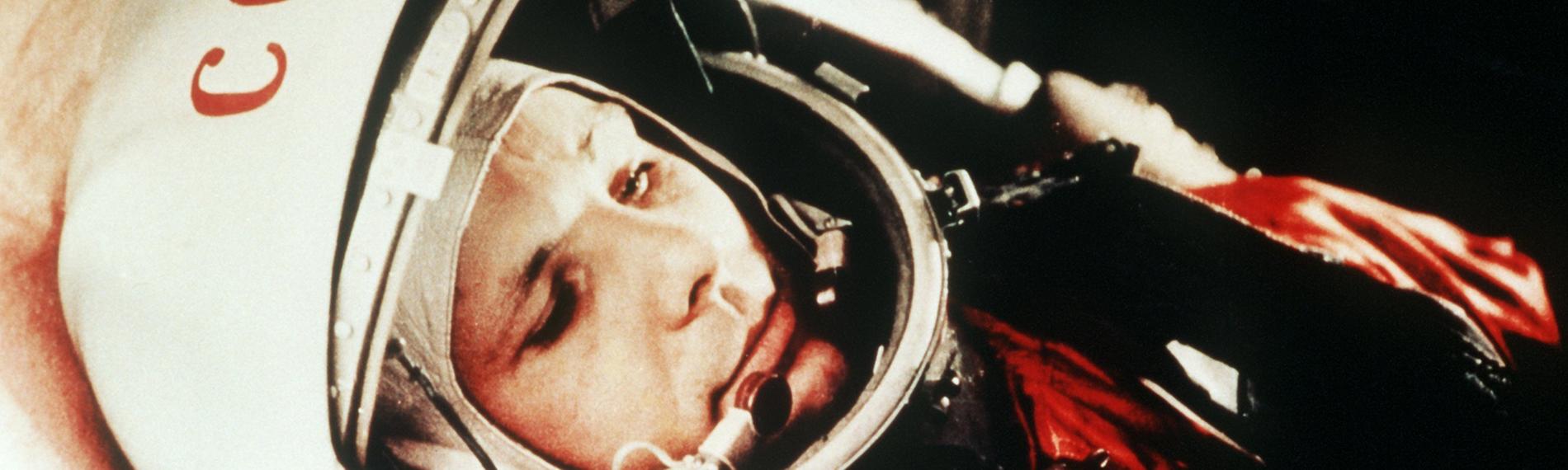 Russischer Kosmonaut Juri Gagarin in seinem Raumanzug kurz vor dem Start ins Weltall 