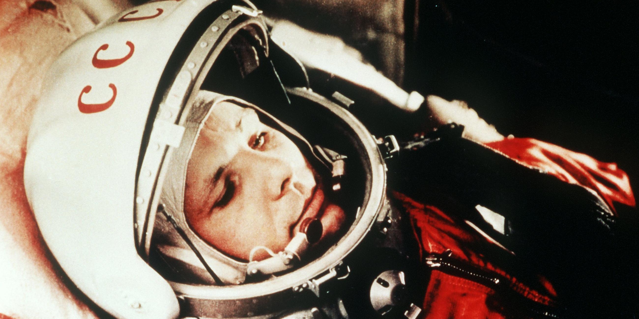 Russischer Kosmonaut Juri Gagarin in seinem Raumanzug kurz vor dem Start ins Weltall 