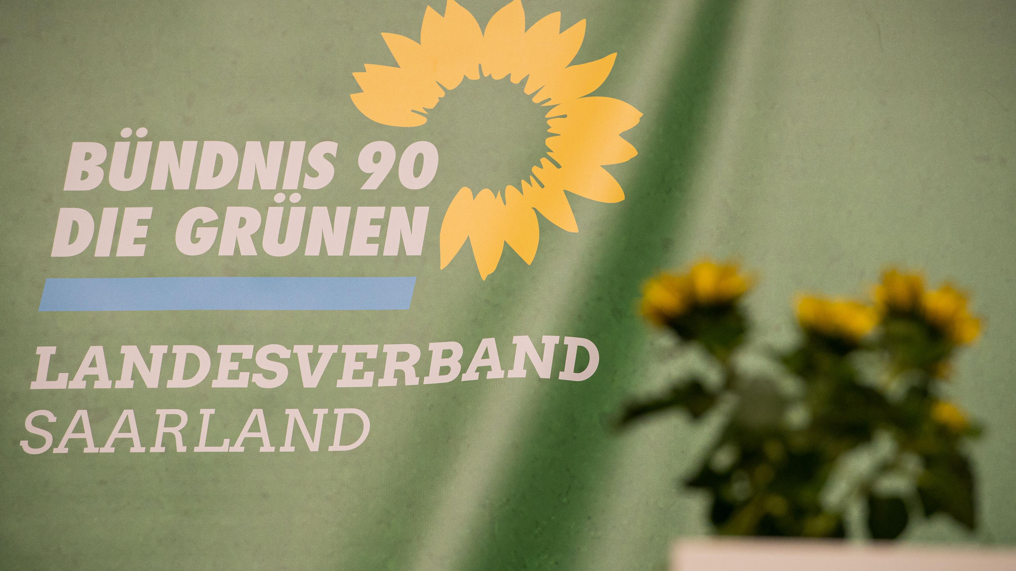 Das Logo des Landesverbandes Saarland Bündnis 90/Die Grünen ist auf einem Transparent auf der der Bühne des Landesparteitages zu sehen am 17.07.21.