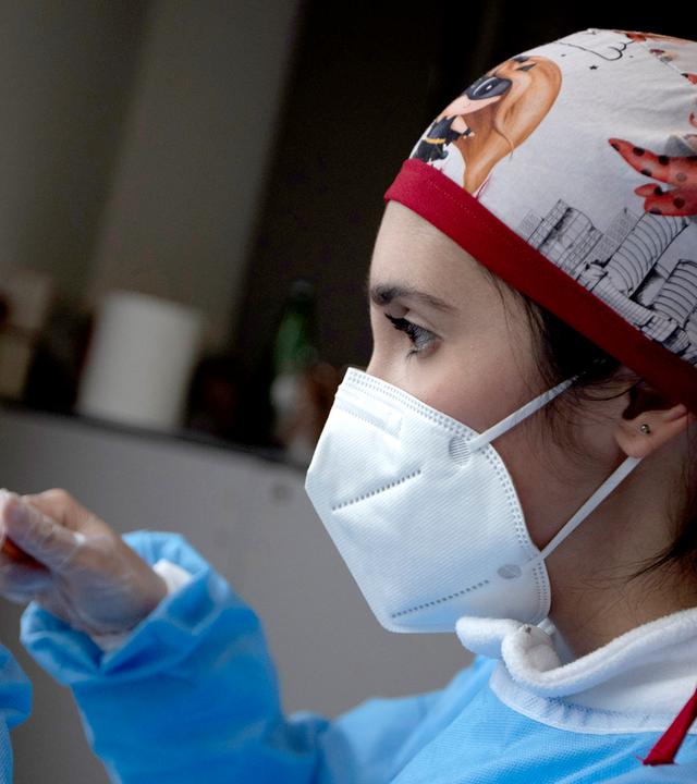 Eine Krankenschwester füllt den Corona-Impfstoff von Biontech/Pfizer in eine Spritze