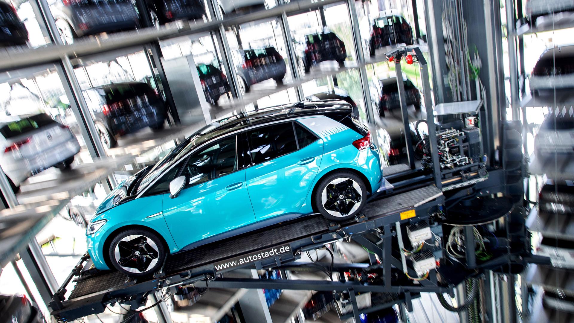 Türkisfarbenes Elektroauto ID.3 des Volkswagen-Konzerns